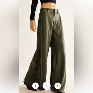 Side-pleated wide leg pants